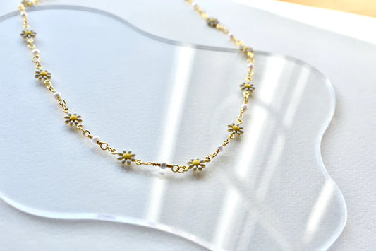 Daisy Pearl White or Black Chain